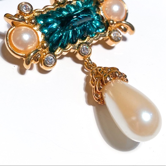 Hutton Wilkinson Pearl and Emerald Green Colored Stone Brooch / Pin - Picture 12 of 16